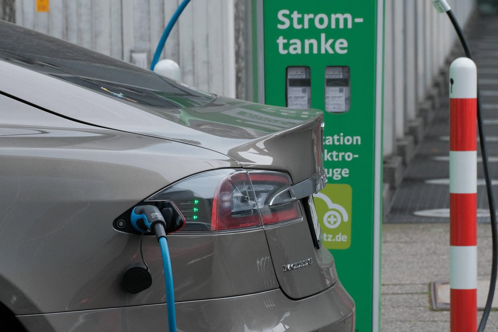 Stromtankstelle: Es gibt immer noch zu wenige Ladesäulen für Elektrofahrzeuge.