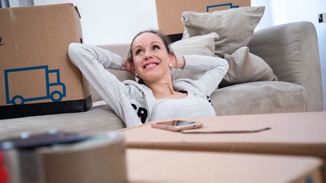 Wer in der Ausbildung auswärts wohnt, braucht für die Wohnung häufig keine eigene Hausratsversicherung. Wer in der Ausbildung auswärts wohnt, braucht für die Wohnung häufig keine eigene Hausratsversicherung.