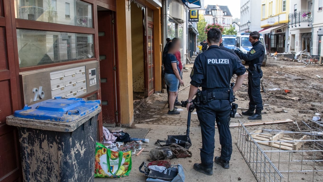 Polizeibeamte kontrollieren Verdächtige in Bad-Neuenahr: Am Dienstagabend alarmierten Anwohner die Polizei.