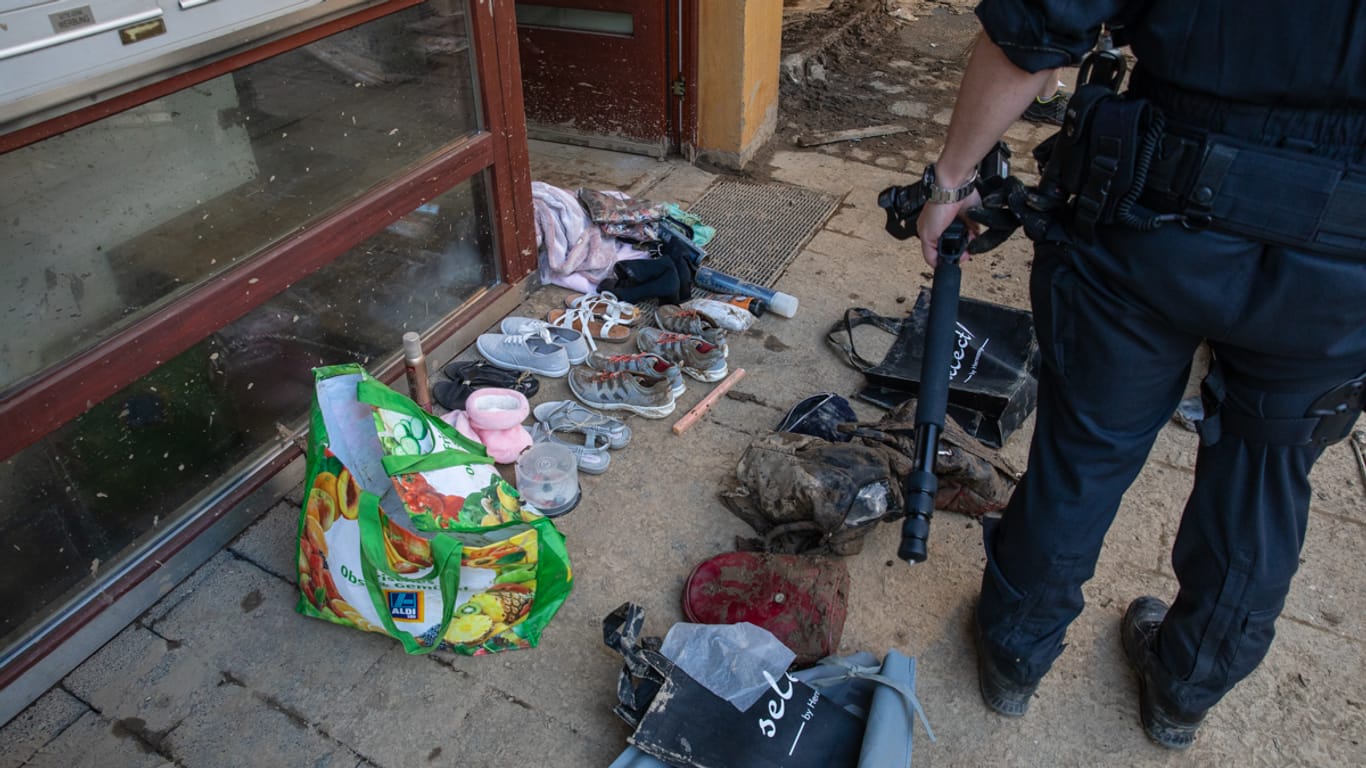 Mutmaßliches Diebesgut in Bad-Neuenahr: In der Stadt bei Bonn wurden am Dienstag mehrere Personen wegen mutmaßlichen Plünderungen von der Polizei kontrolliert.