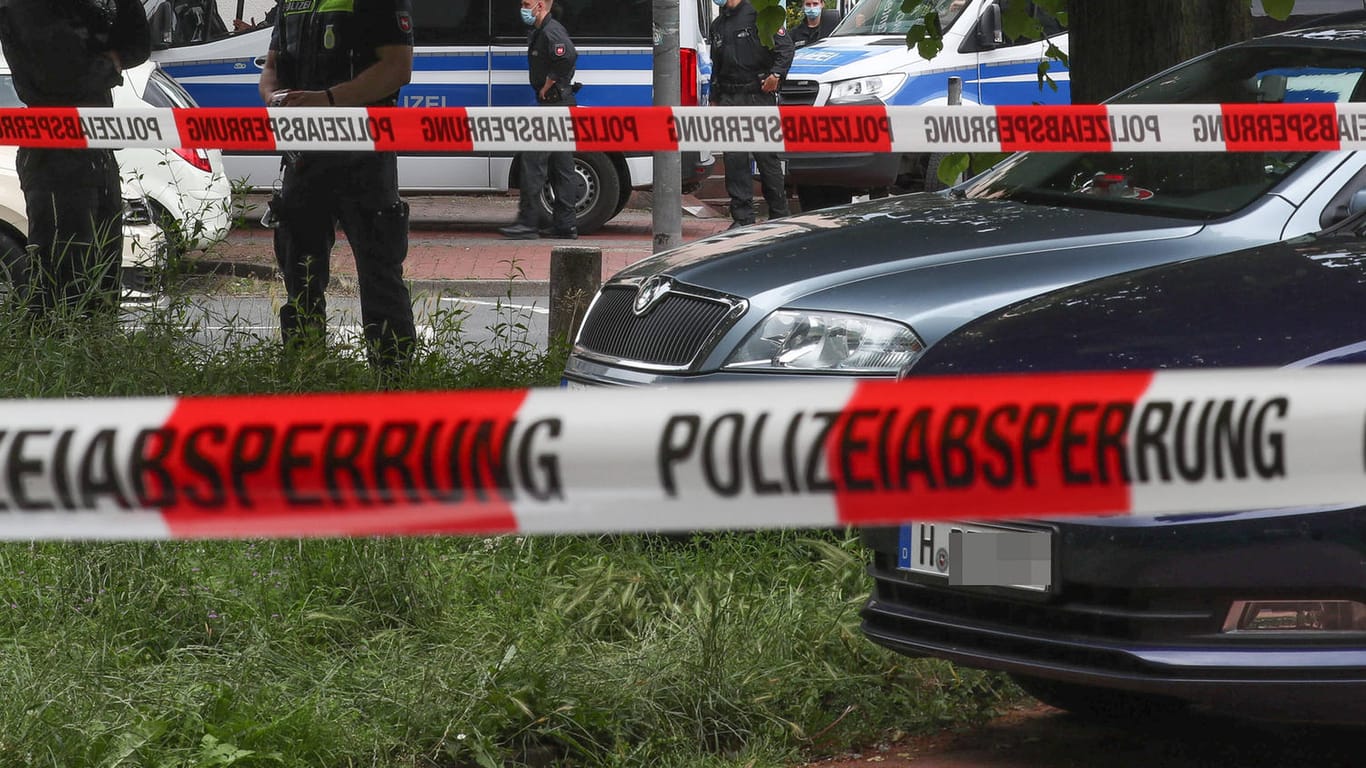 Die Polizei Hannover im Einsatz (Symbolbild): Im Seelzer Stadtteil Letter ist ein Wohnungsloser lebensbedrohlich verletzt worden.