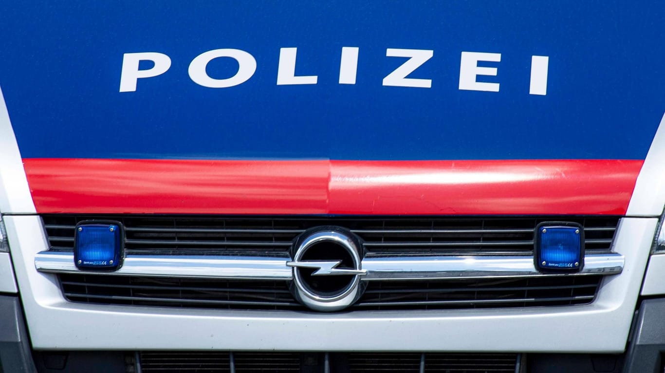 Polizeiwagen in Österreich: In der Stadt Graz haben Ermittler eine 17-jährige Schwangere leblos in ihrer Wohnung aufgefunden. (Symbolfoto)