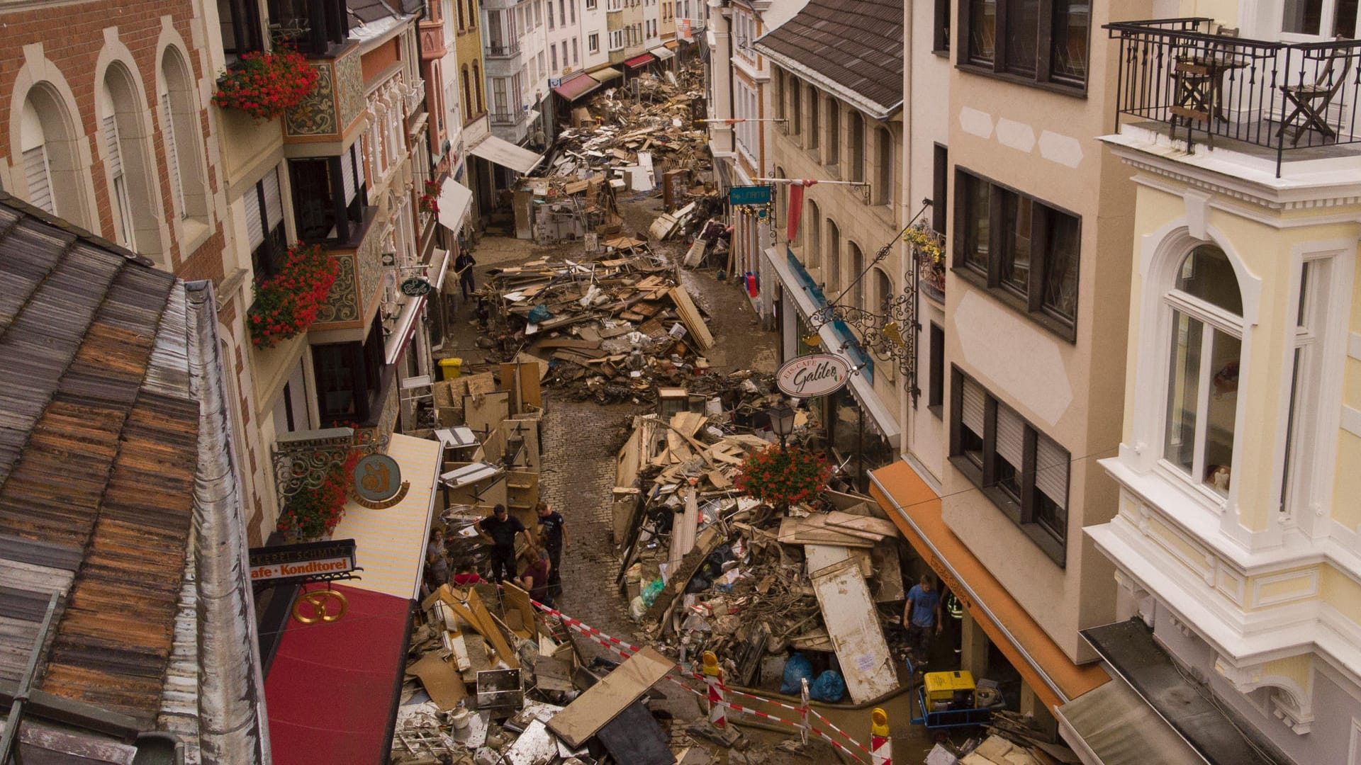 Straße in Bad Neuenahr-Ahrweiler: Vor den Häusern stapelt sich der Müll.