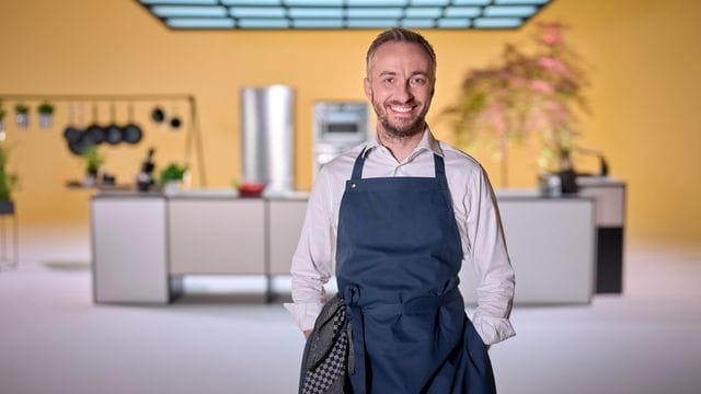 Lieber Butter als Chili: Jan Böhmermann in der Küche von "Böhmi brutzelt". Lieber Butter als Chili: Jan Böhmermann in der Küche von "Böhmi brutzelt".