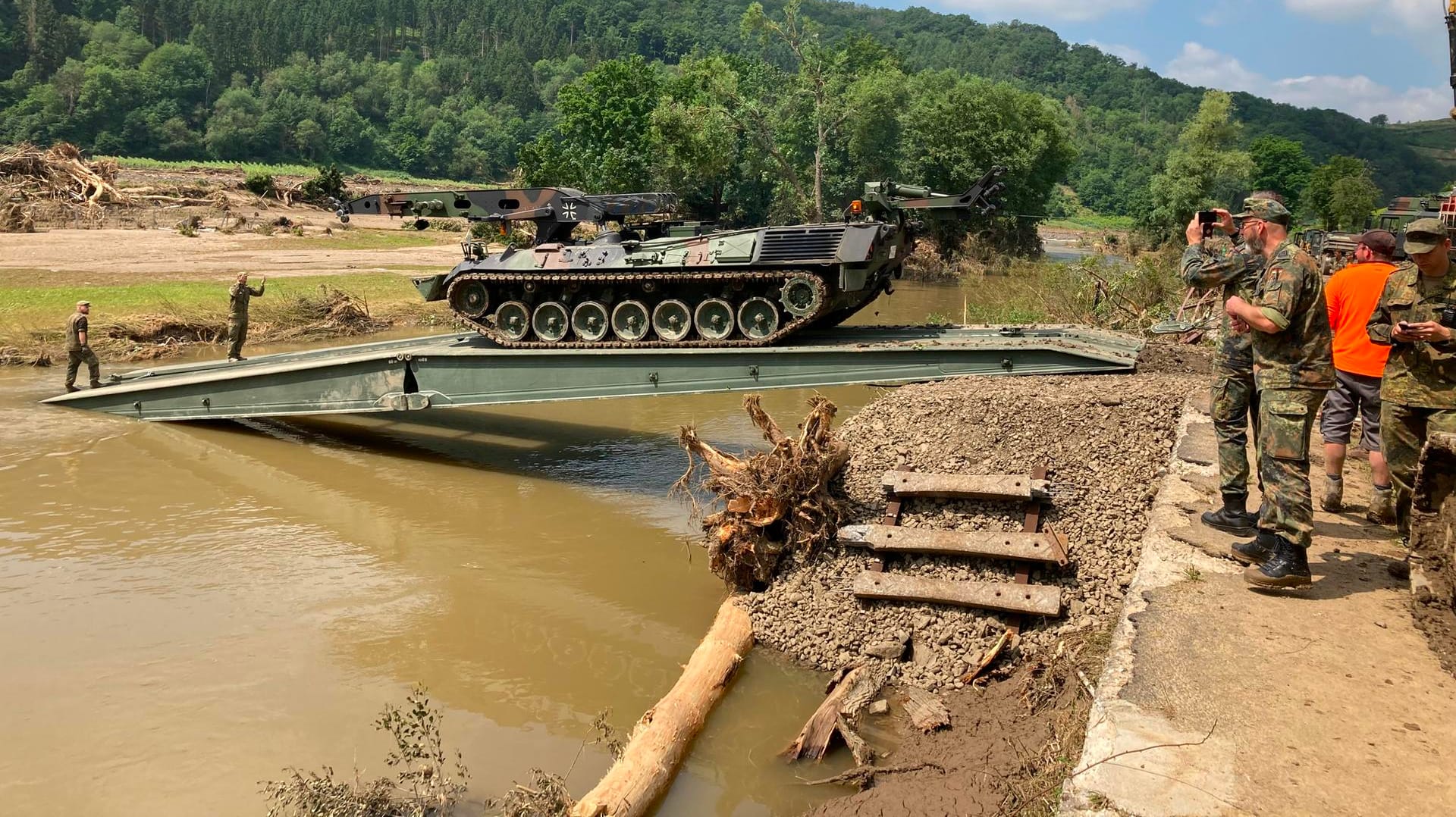 Die Bundeswehr baut eine Behelfsbrücke über die Ahr: Auch viele Freiwillige Helfer haben sich bei den Anwohnern gemeldet.