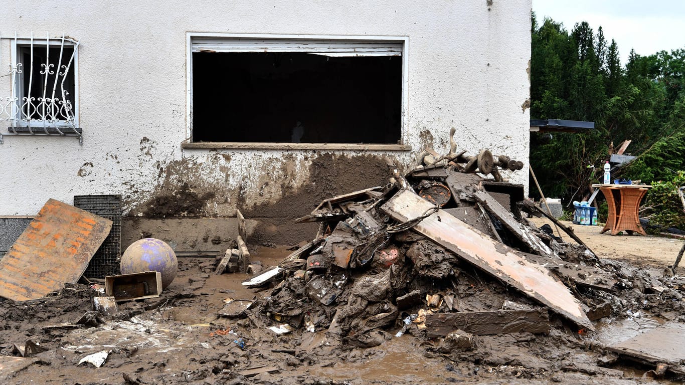 Schlamm und Unrat vor einem von der Flut getroffenen Haus in Bad Neuenahr: Die Aufräumarbeiten werden laut Stadt wohl mehrere Monate andauern.