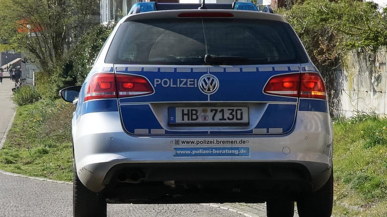 Ein Streifenwagen der Polizei Bremen (Symbolbild): Ein Mann hat seine Ex-Partnerin mit einem Messer schwer verletzt.