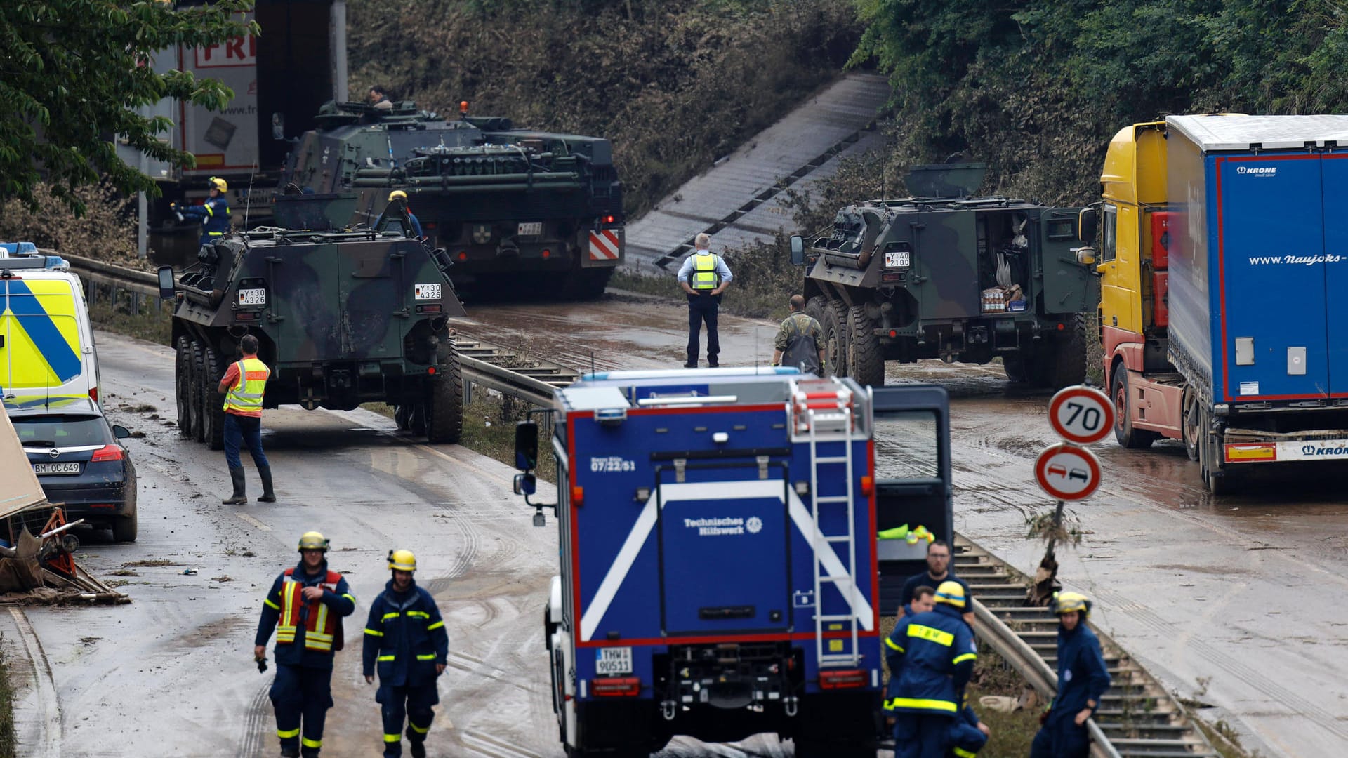 Kräfte von Bundeswehr und THW beteiligen sich an den Aufräumarbeiten auf der Luxemburger Straße in Erftstadt-Liblar: Die letzten vermissten Menschen im Kreis konnten gefunden werden.