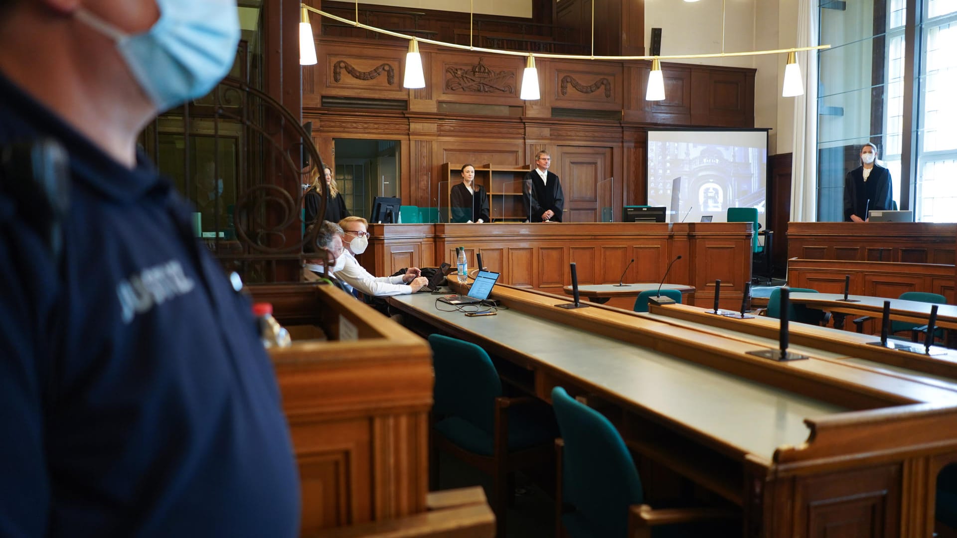 Blick in den Saal 700 des Kriminalgerichts Moabit: In dem Saal findet die Hauptverhandlung gegen den 44-Jährigen statt. Er erschien nicht zum Prozessauftakt. Blick in den Saal 700 des Kriminalgerichts Moabit: In dem Saal findet die Hauptverhandlung gegen den 44-Jährigen statt. Er erschien nicht zum Prozessauftakt.