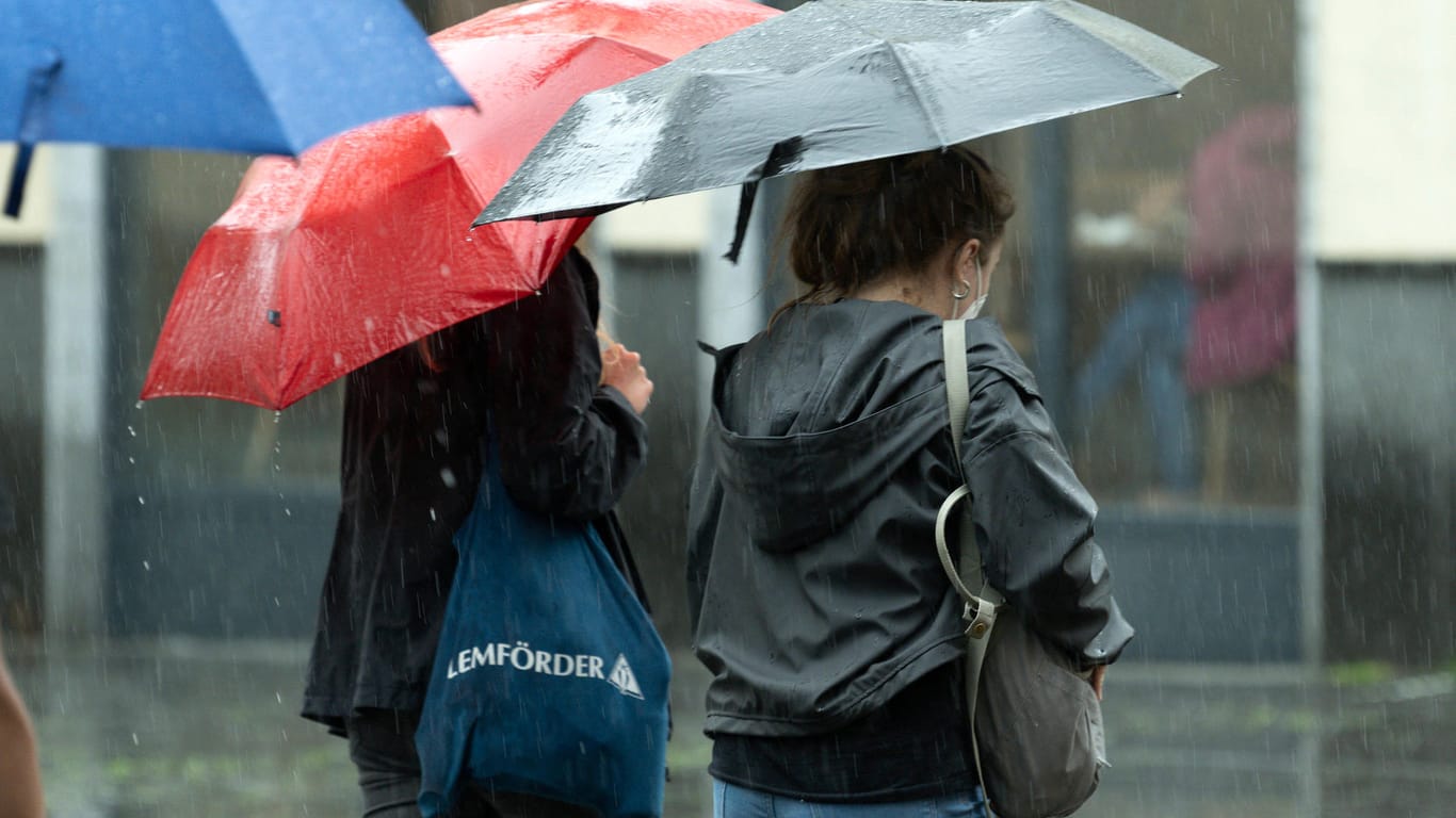 Zwei Frauen mit Regenschirm unterwegs: Der Deutsche Wetterdienst vermutet in den nächsten Tagen noch einmal kräftige Schauer.