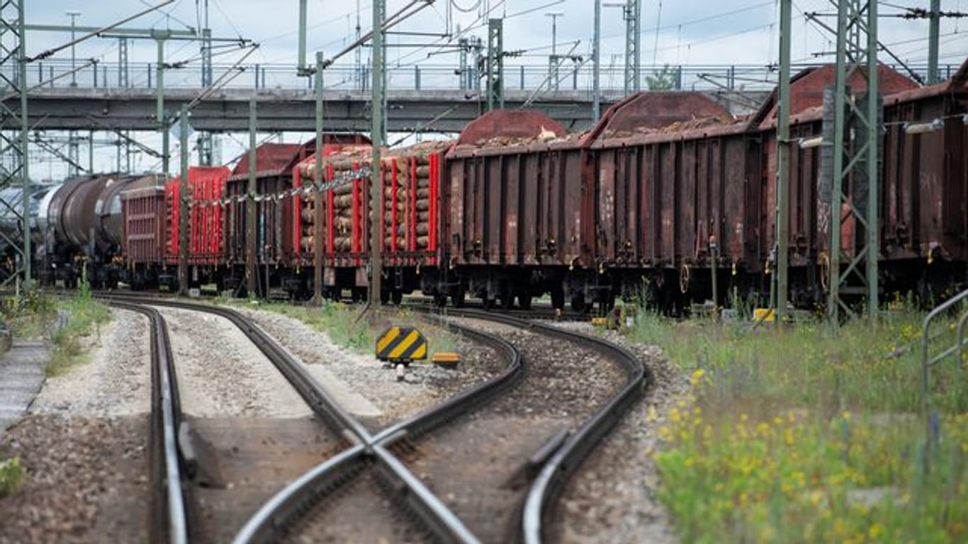Ein Güterzug steht an einem Bahnhof (Symbolbild): Zwei Mädchen sind bei Karlsruhe auf einen Zug geklettert, als dieser losfuhr.