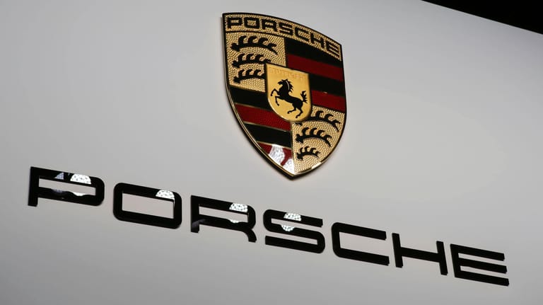 Porsche-Logo auf der Internationalen Automobilmesse in Frankfurt im Jahr 2019 (Symbolfoto): Der Automobilhersteller hat sich bereit erklärt, eine Geldstrafe für Steuerdelikte zu zahlen.