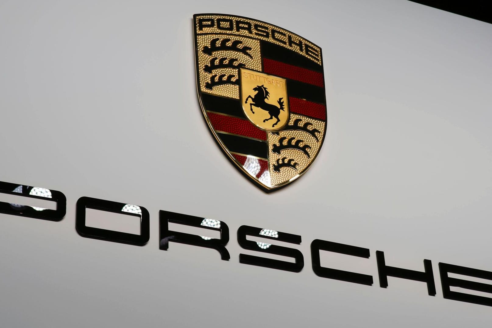 Porsche-Logo auf der Internationalen Automobilmesse in Frankfurt im Jahr 2019 (Symbolfoto): Der Automobilhersteller hat sich bereit erklärt, eine Geldstrafe für Steuerdelikte zu zahlen. Porsche-Logo auf der Internationalen Automobilmesse in Frankfurt im Jahr 2019 (Symbolfoto): Der Automobilhersteller hat sich bereit erklärt, eine Geldstrafe für Steuerdelikte zu zahlen.