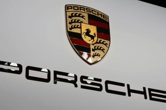 Porsche-Logo auf der Internationalen Automobilmesse in Frankfurt im Jahr 2019 (Symbolfoto): Der Automobilhersteller hat sich bereit erklärt, eine Geldstrafe für Steuerdelikte zu zahlen.