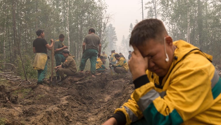 Waldarbeiter in der Region Jakutien im Osten Russlands: Dort brennen Wälder auf einer Fläche doppelt so groß wie Schleswig-Holstein.