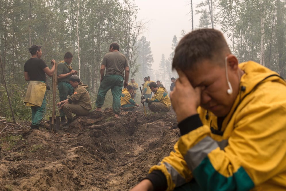 Waldarbeiter in der Region Jakutien im Osten Russlands: Dort brennen Wälder auf einer Fläche doppelt so groß wie Schleswig-Holstein.