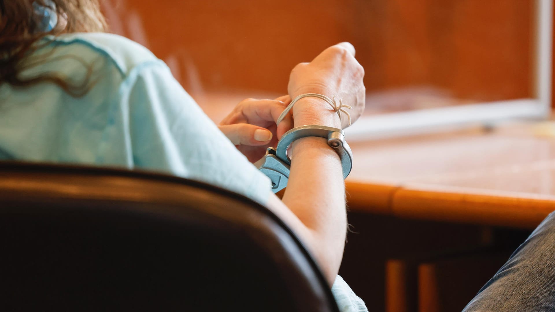 Zum Prozess-Auftakt wegen Totschlags sitzt die Angeklagte in Handschellen im Gerichtssaal: Der 54-Jährigen wird vorgeworfen ihre pflegebedürftige Mutter erstickt zu haben. Zum Prozess-Auftakt wegen Totschlags sitzt die Angeklagte in Handschellen im Gerichtssaal: Der 54-Jährigen wird vorgeworfen ihre pflegebedürftige Mutter erstickt zu haben.