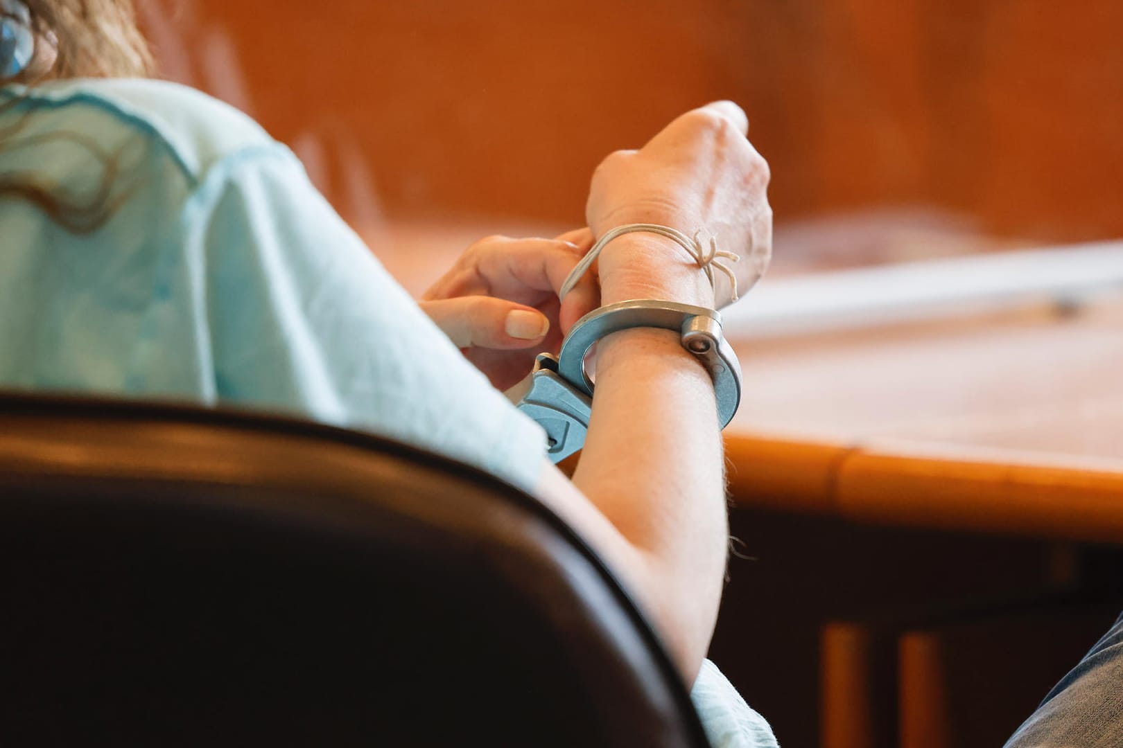 Zum Prozess-Auftakt wegen Totschlags sitzt die Angeklagte in Handschellen im Gerichtssaal: Der 54-Jährigen wird vorgeworfen ihre pflegebedürftige Mutter erstickt zu haben.