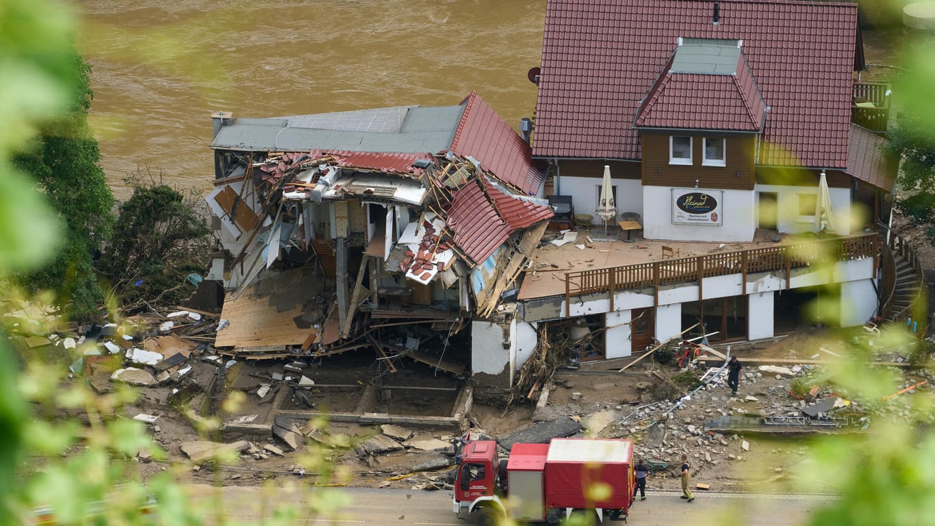 Zerstörtes Haus an der Ahr in Bad Neuenahr-Ahrweiler: "Wir können es uns nicht mehr erlauben, in Überschwemmungsgebieten Häuser zu bauen".