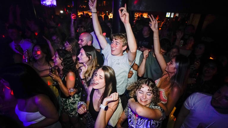 London: Junge Menschen feiern in der britischen Hauptstadt, trotz einer Inzidenz von fast 500 im Land.