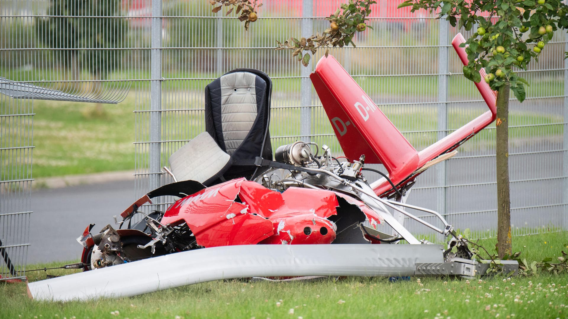 Der zerstörte Tragschrauber in der Nähe des Hildesheimer Flugplatzes: Beide Insassen kamen bei dem Absturz ums Leben. Der zerstörte Tragschrauber in der Nähe des Hildesheimer Flugplatzes: Beide Insassen kamen bei dem Absturz ums Leben.