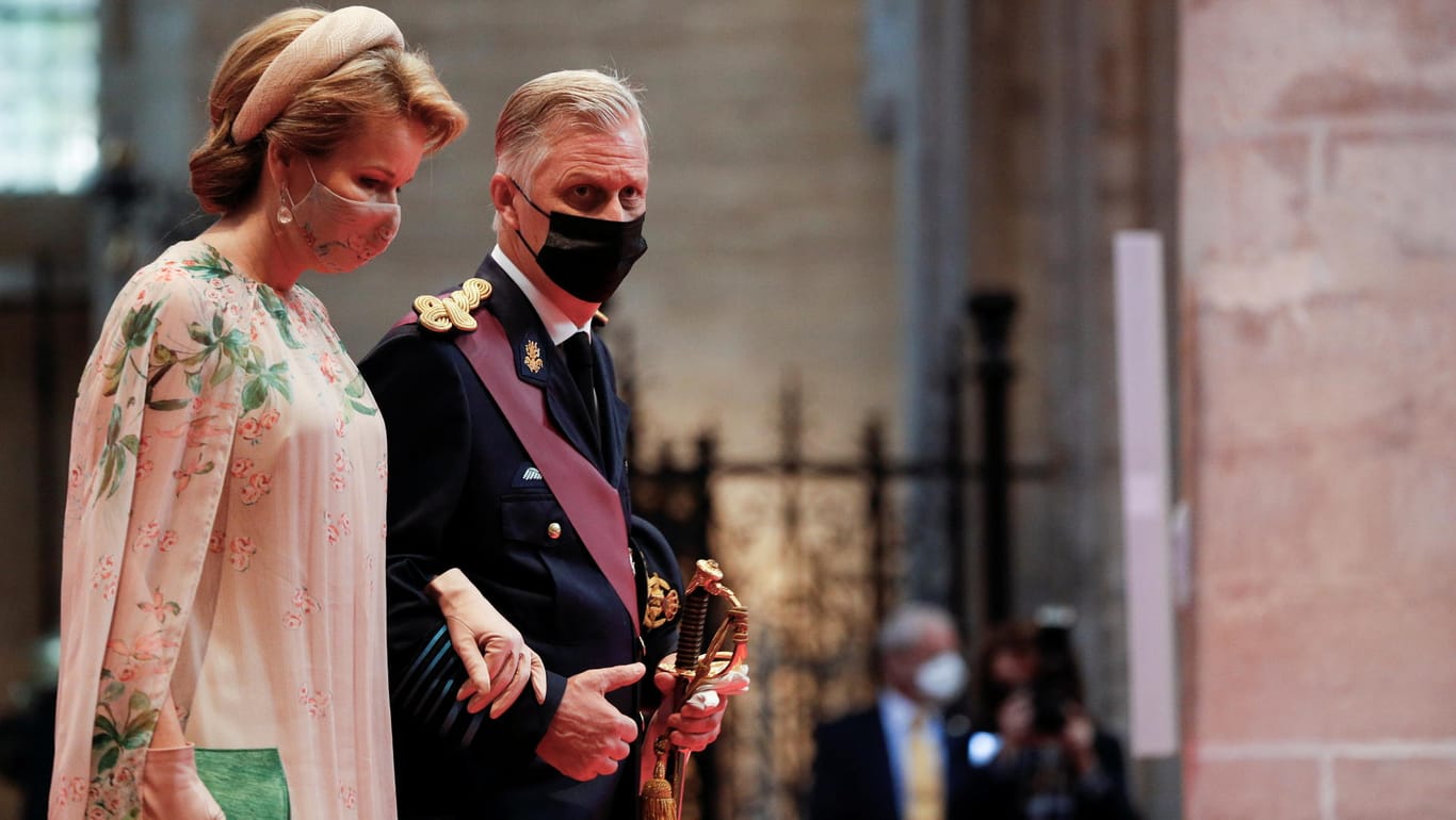 Königin Mathilde und König Philippe: Im Inneren der Kathedrale trugen die Royals Mundnasenschutz.