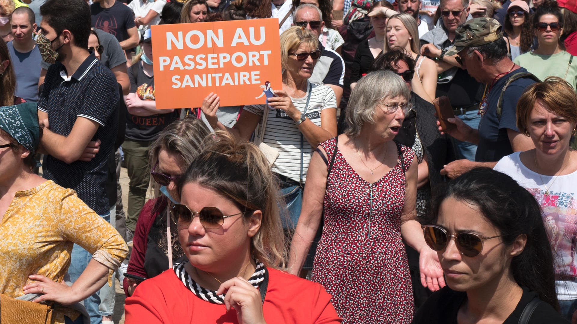 Lille: Ein Demonstrantin hält ein Plakat während einer Demonstration gegen den Gesundheitspass.