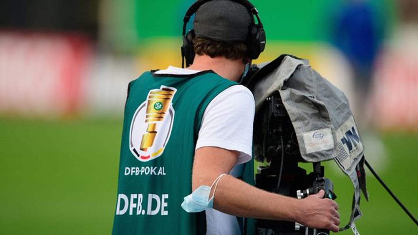 Ein Kameramann während eines Erstrundenspiels im DFB-Pokal.