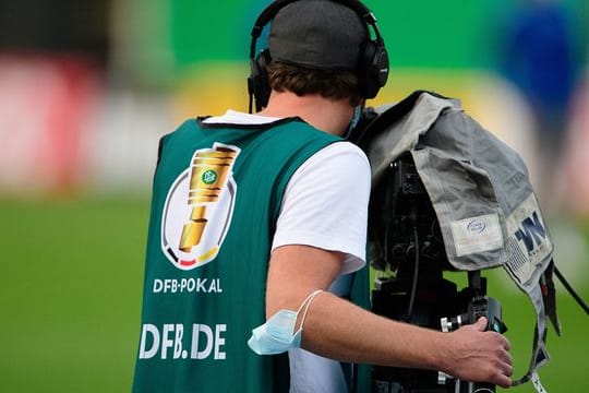 Ein Kameramann während eines Erstrundenspiels im DFB-Pokal.