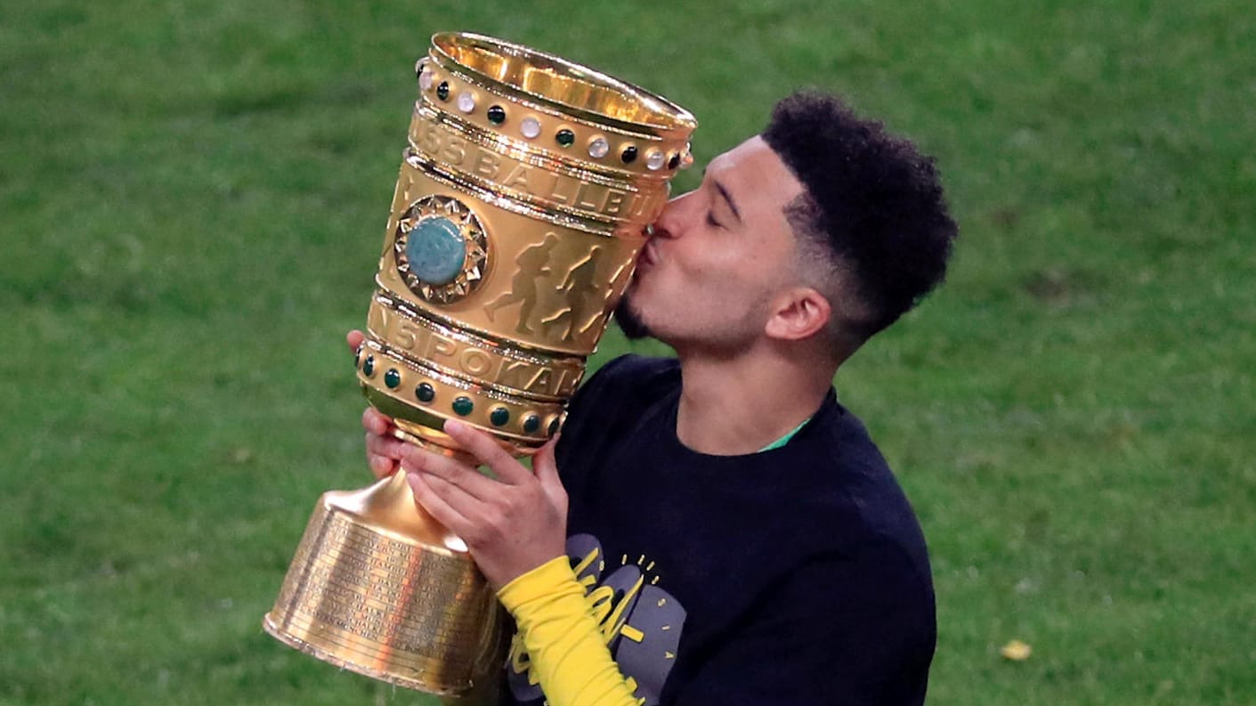 Jadon Sancho jubelt nach dem Finalerfolg mit dem DFB-Pokal (Symbolbild).