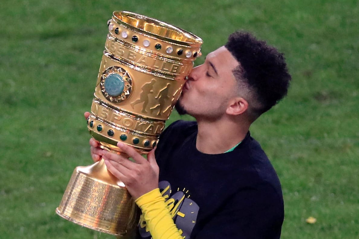 Jadon Sancho jubelt nach dem Finalerfolg mit dem DFB-Pokal (Symbolbild).