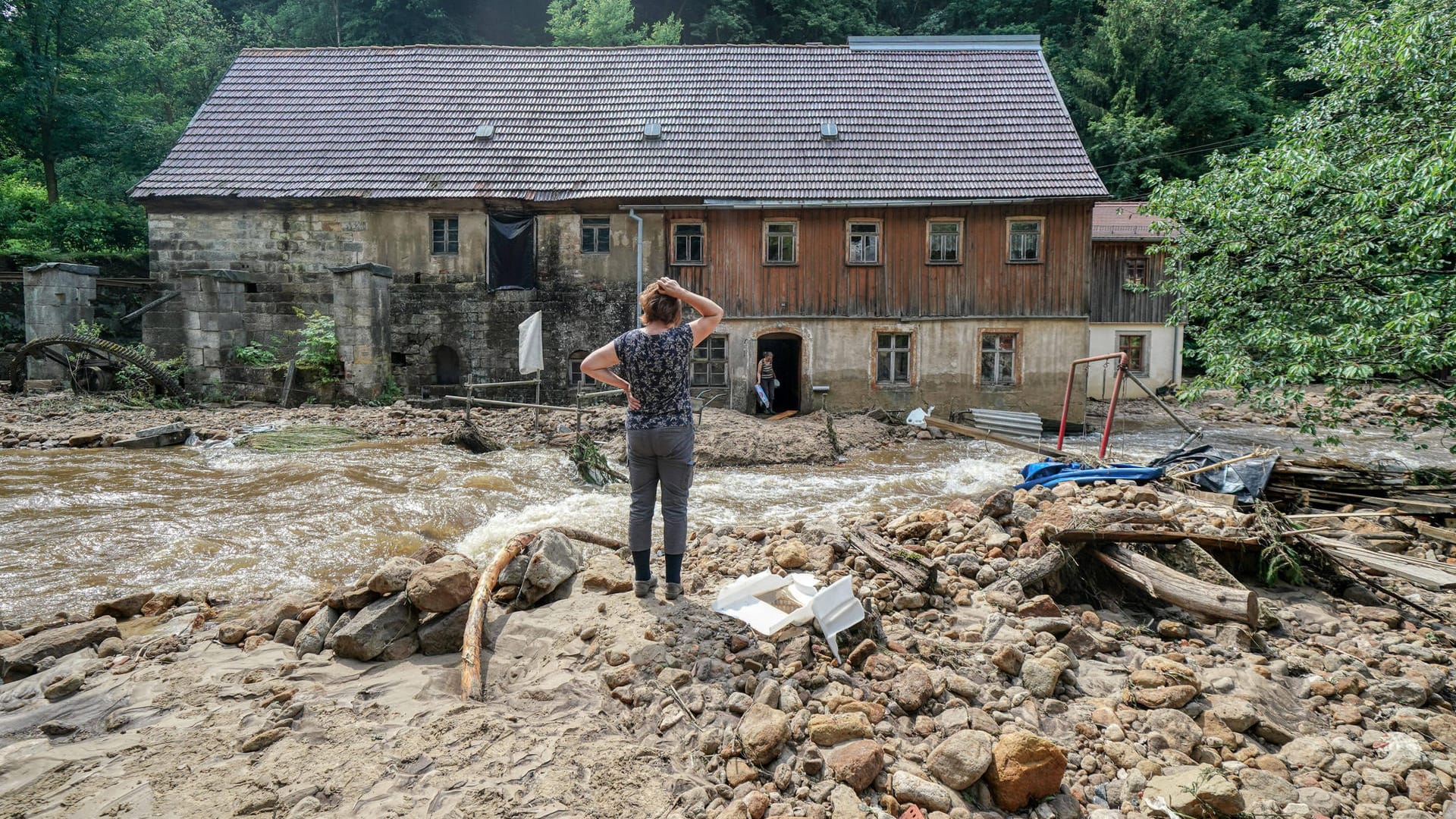 Flutschäden in der Sächsischen Schweiz: Auch hier ließen heftige Regenfälle einen Bach zum reißenden Strom anschwellen.