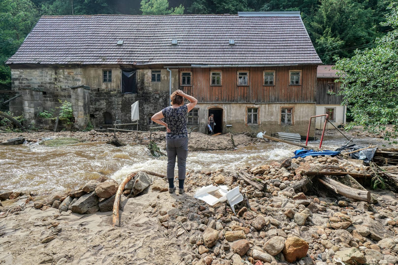 Flutschäden in der Sächsischen Schweiz: Auch hier ließen heftige Regenfälle einen Bach zum reißenden Strom anschwellen.