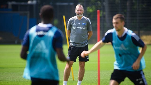 Hamburgs Cheftrainer Tim Walter (M) beobachtet das Training seiner Mannschaft. Hamburgs Cheftrainer Tim Walter (M) beobachtet das Training seiner Mannschaft.
