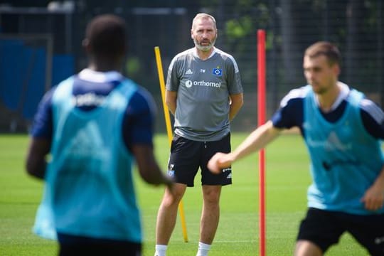 Hamburgs Cheftrainer Tim Walter (M) beobachtet das Training seiner Mannschaft.