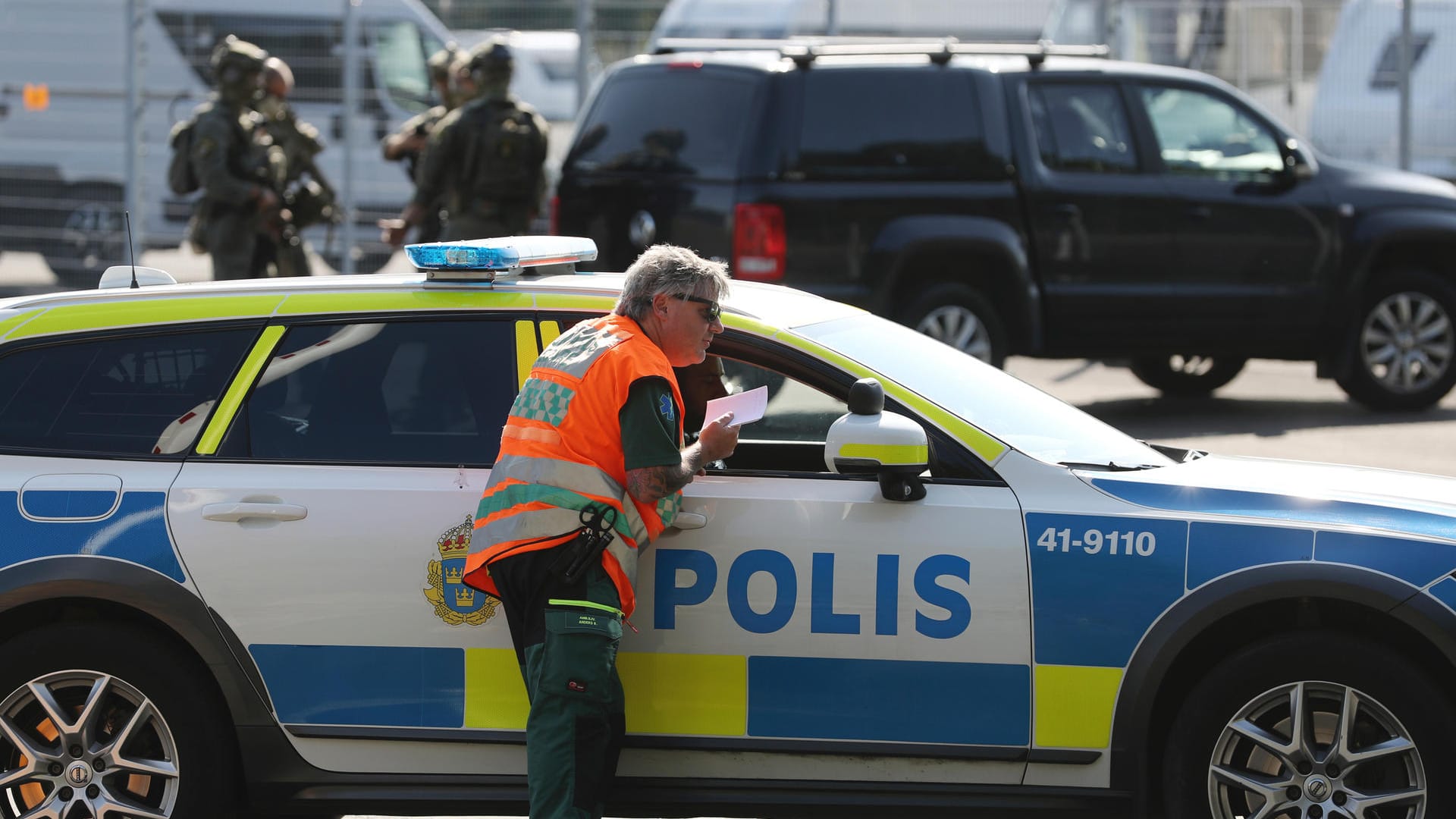 Polizisten vor dem Hochsicherheitsgefängnis Hällby nahe Eskilstuna: Bei den Geiselnehmern handelt es sich verurteilte Mörder.