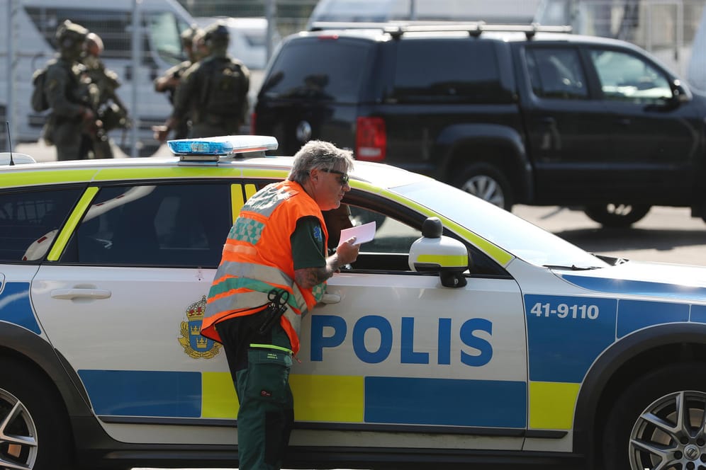 Polizisten vor dem Hochsicherheitsgefängnis Hällby nahe Eskilstuna: Bei den Geiselnehmern handelt es sich verurteilte Mörder.