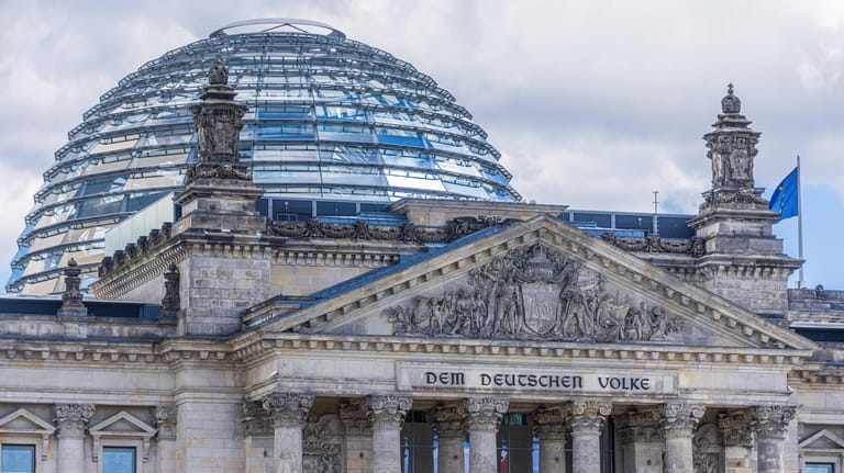 Reichstagsgebäude in Berlin: Nach der Wahl am 26. September tagt hier ein neuer Bundestag.
