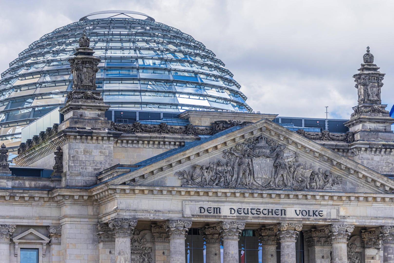 Reichstagsgebäude in Berlin: Nach der Wahl am 26. September tagt hier ein neuer Bundestag.