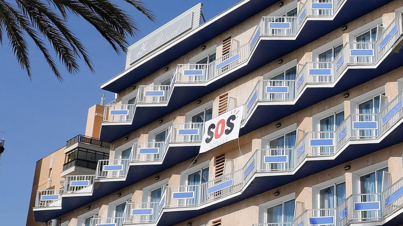 Palma: Ein Banner mit der Aufschrift "SOS Hoteles" hängt als symbolischer Hilferuf an der Fassade eines geschlossenen Hotels.