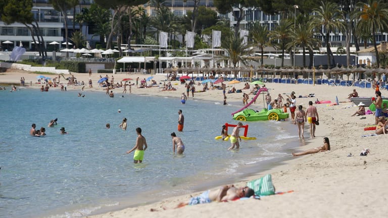 Mallorca: Noch genießen Touristen ihren Urlaub an den Stränden, aber die Corona-Lage auf der Insel spitzt sich zu.