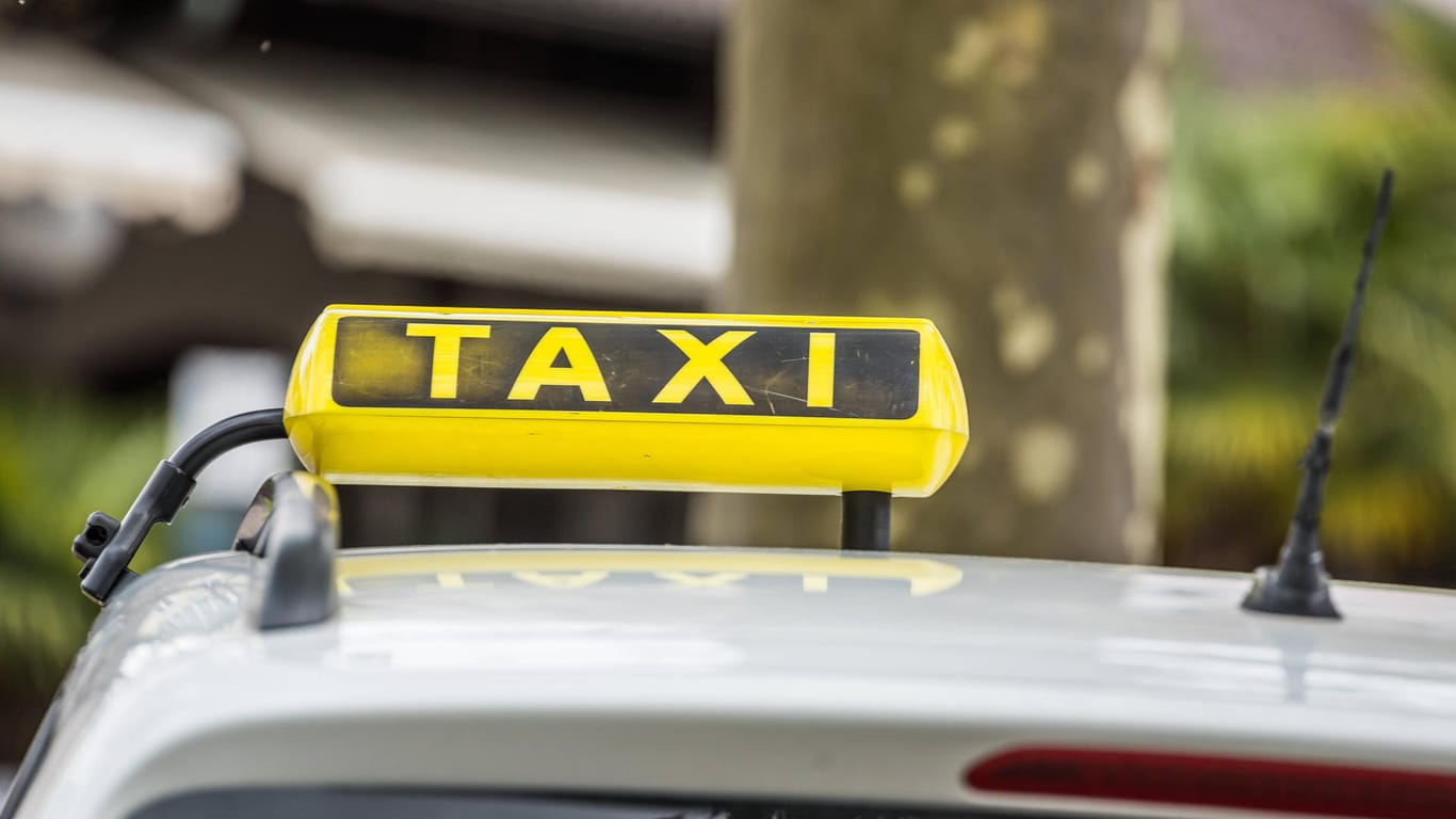 Ein Taxi (Symbolbild): In Dortmund hat ein Taxifahrer einen Betrug verhindert.