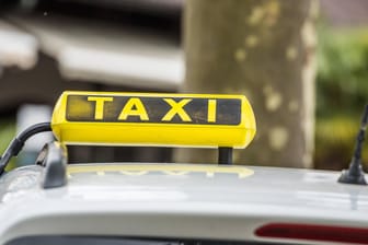 Ein Taxi (Symbolbild): In Dortmund hat ein Taxifahrer einen Betrug verhindert.