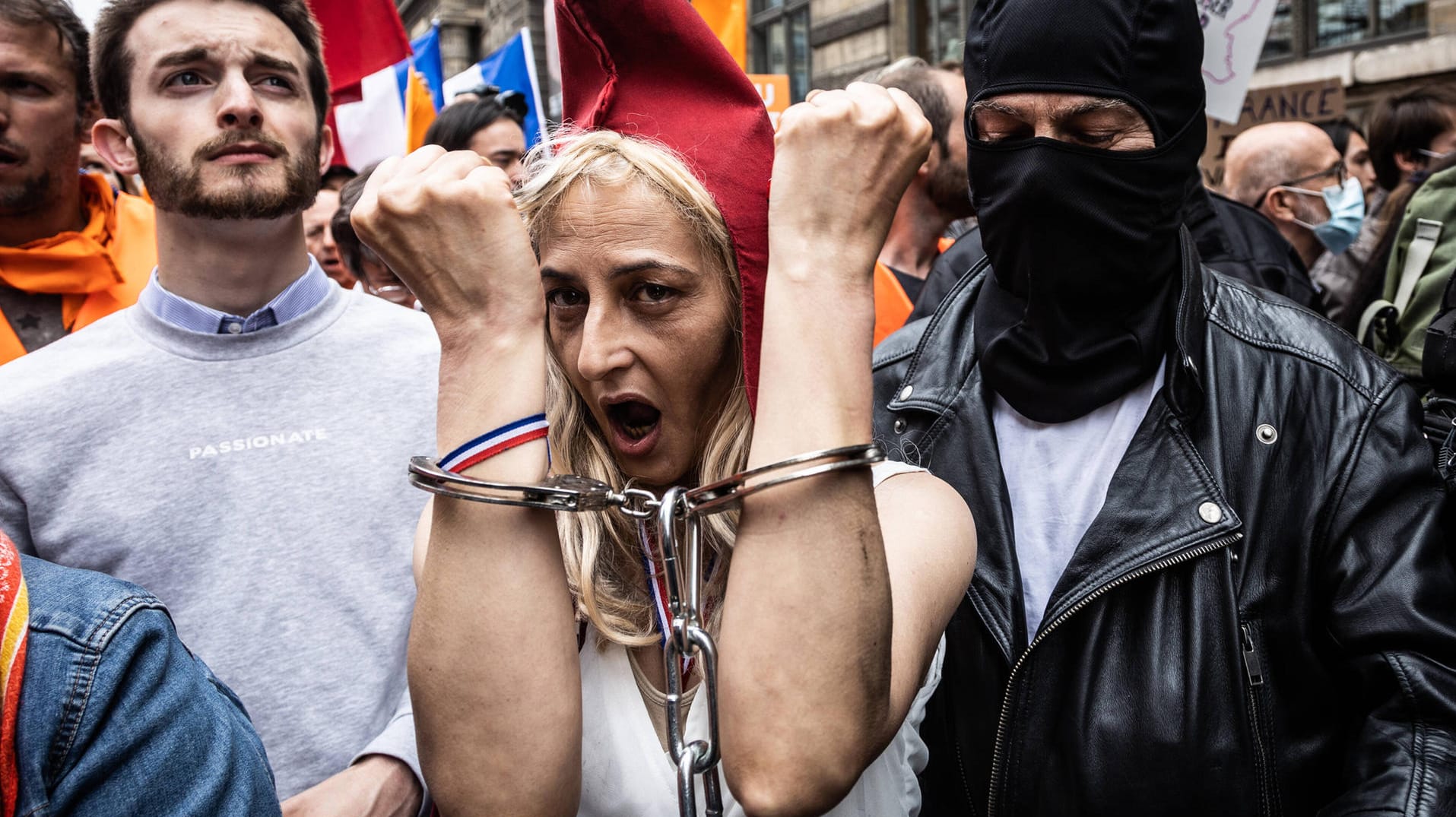 Paris: Hunderte Menschen demonstrieren gegen die Corona-Maßnahmen.