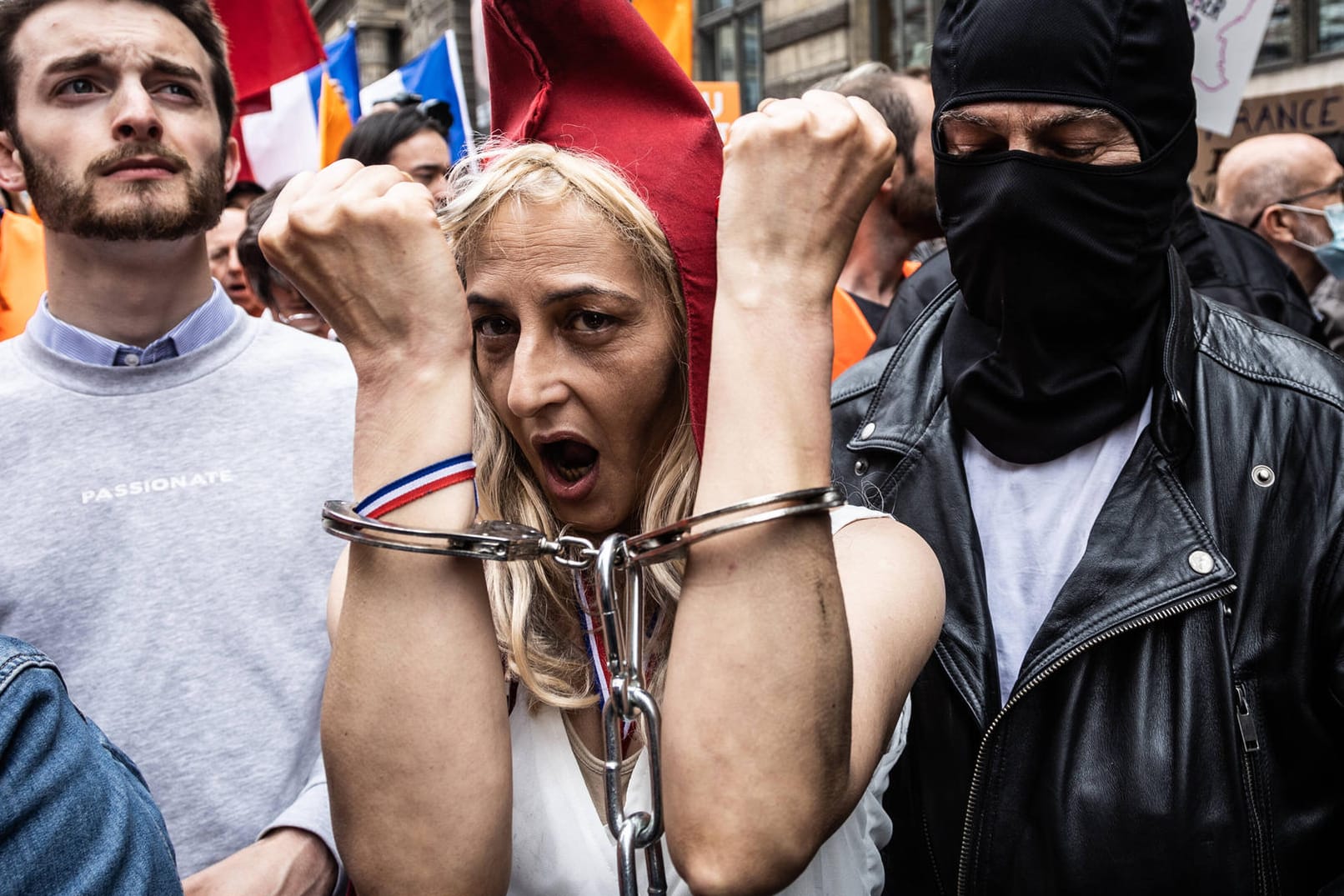 Paris: Hunderte Menschen demonstrieren gegen die Corona-Maßnahmen.