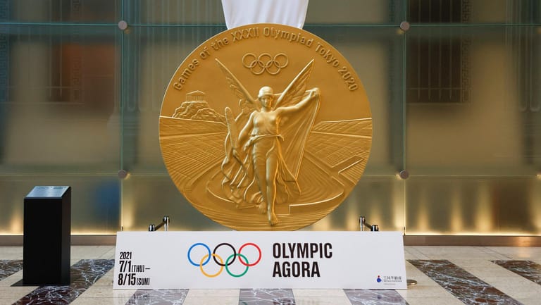 Eine große Version der Goldmedaillen der Olympischen Spiele von Tokio.