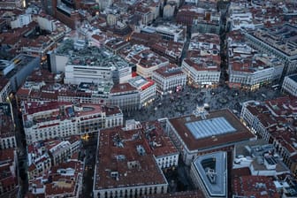 Madrid aus der Vogelperspektive (Symbolbild): Die spanische Hauptstadt ist im Sommer eine der heißesten Städte Europas. Häufig erreichen auch die Temperaturen im Schatten deutlich über 40 Grad.