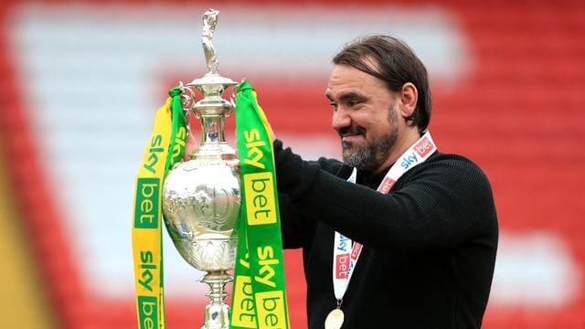 Daniel Farke wurde mit Norwich City in der Vorsaison Zweitliga-Meister und stieg in die Premier League auf. Daniel Farke wurde mit Norwich City in der Vorsaison Zweitliga-Meister und stieg in die Premier League auf.