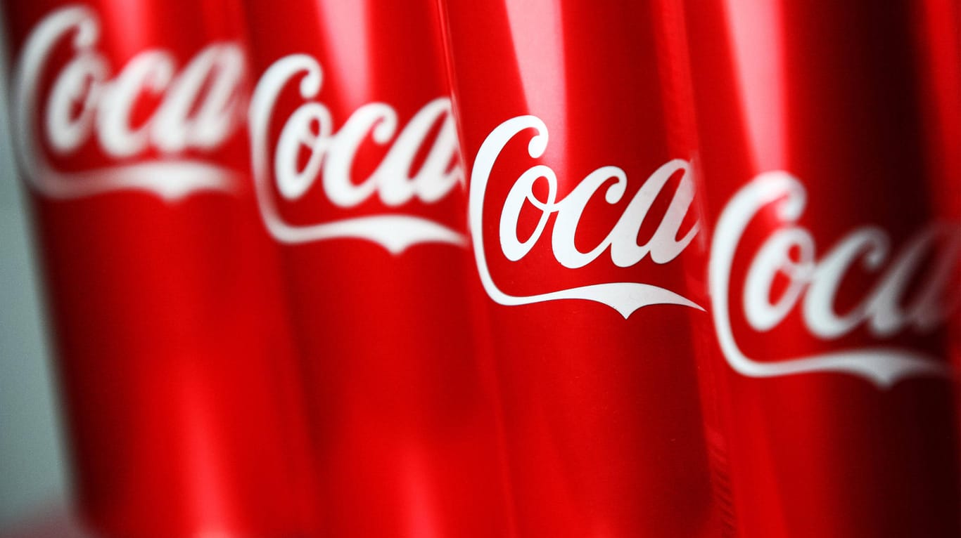 Coca-Cola-Dosen (Symbolbild): Der Getränkehersteller konnte ein gutes zweites Quartal verbuchen.