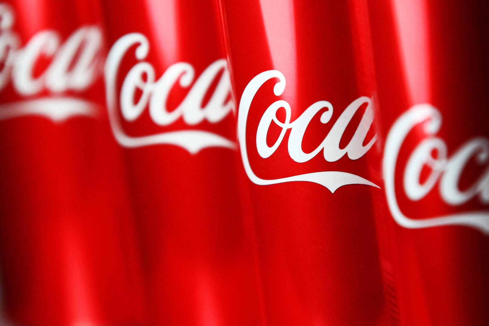 Coca-Cola-Dosen (Symbolbild): Der Getränkehersteller konnte ein gutes zweites Quartal verbuchen. Coca-Cola-Dosen (Symbolbild): Der Getränkehersteller konnte ein gutes zweites Quartal verbuchen.